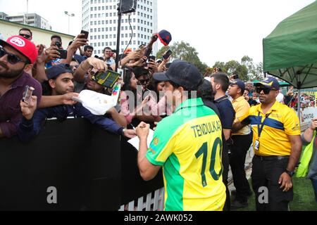 Kreuzung Oval, Melbourne, Victoria, Australien. Februar 2020. Das Bushfire Cricket Legends Bash Charity Match - Coach Indian Cricket Legend Sachin Tendulka zeichnet Autogramme für wartende Fans nach dem Spiel ab - Image Credit: Brett keating/Alamy Live News Stockfoto