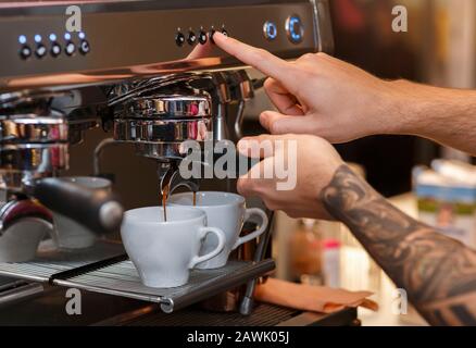 Barista Bereitet Espresso Mit Coffee-Machine Im Coffee Shop Vor, Closeup, Zugeschnitten Stockfoto