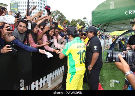 Kreuzung Oval, Melbourne, Victoria, Australien. Februar 2020. Das Bushfire Cricket Legends Bash Charity Match - Coach Indian Cricket Legend Sachin Tendulka zeichnet Autogramme für wartende Fans nach dem Spiel ab - Image Credit: Brett keating/Alamy Live News Stockfoto