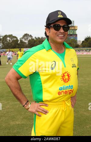 Kreuzung Oval, Melbourne, Victoria, Australien. Februar 2020. Das Bushfire Cricket Legends Bash Charity Match - Coach Indian Cricket Legend Sachin Tendulka vor dem Spiel - Image Credit: Brett keating/Alamy Live News Stockfoto