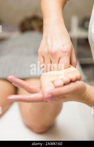 Nahaufnahme der Frau, die Fußmassage im Spa-Salon erhält Stockfoto