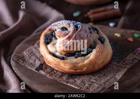 Kruffine mit Rosinen und getrockneten Aprikosen, oben mit Puderzucker bestreut. Festliche Stimmung. Stockfoto