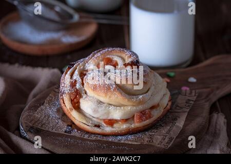 Kruffine mit Rosinen und getrockneten Aprikosen, oben mit Puderzucker bestreut. Festliche Stimmung. Stockfoto