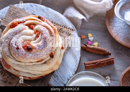 Kruffine mit Rosinen und getrockneten Aprikosen, oben mit Puderzucker bestreut. Festliche Stimmung. Stockfoto