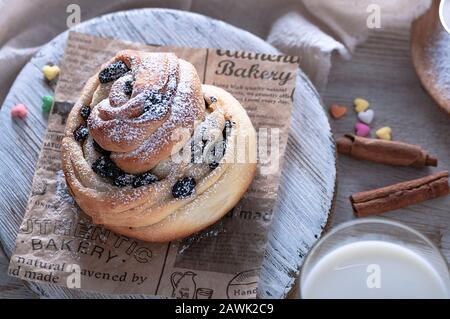Kruffine mit Rosinen und getrockneten Aprikosen, oben mit Puderzucker bestreut. Festliche Stimmung. Stockfoto