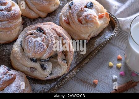 Kruffine mit Rosinen und getrockneten Aprikosen, oben mit Puderzucker bestreut. Festliche Stimmung. Stockfoto