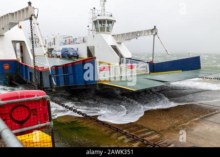 Poole, Dorset, Großbritannien. Sonntag, 9. Februar 2020. Storm Ciara schließt Poole zur Fähre von Studland Sandbanks ab. Kredit: Thomas Faull/Alamy Live News Stockfoto