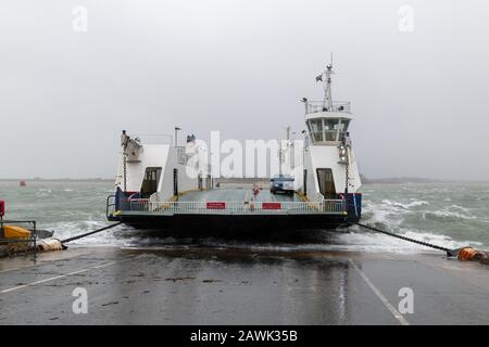 Poole, Dorset, Großbritannien. Sonntag, 9. Februar 2020. Storm Ciara schließt Poole zur Fähre von Studland Sandbanks ab. Kredit: Thomas Faull/Alamy Live News Stockfoto