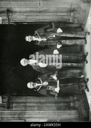 Sir Benjamin Stones Bilder; Aufzeichnungen über das nationale Leben und die Geschichte, die aus der Sammlung von Fotografien von Sir Benjamin Stone, M.P. ack of the Speakerschair, reproduziert wurden. Dies ist das Verfahren bei Petitionen von öffentlichem Interesse. In Bezug auf die meisten Petitionen gehen die Abgeordneten, denen sie privat zugeschickt werden, in die Tasche, ohne dass jemand im Haus ein Bitthe Wiser ist. Aber es gibt eine abschreckende und malerischere Darstellungsweise im Fall von Petitionen der theCorporation of the City of London, Durch Anuralten Privileg werden diese Petitionen auf der I präsentiert Stockfoto