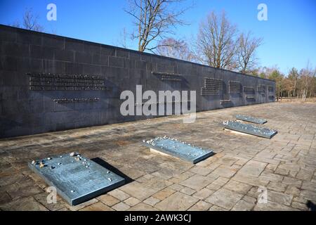 Gedenkwand, KZ-Gedenkstätte Bergen-Belsen, Niedersachsen, Deutschland, Europa Stockfoto