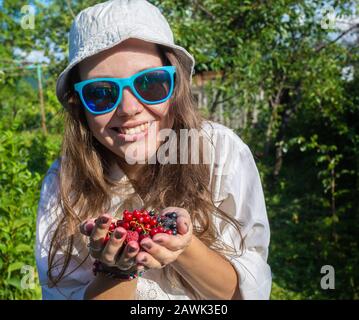 Hände halten frische Beeren in der Natur Tag Stockfoto