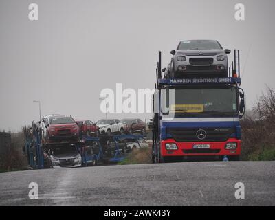 Sheerness, Kent, Großbritannien. Februar 2020. Eine viel größere Zahl neuer Autotransporter hat heute in Sheerness, Kent, geparkt, um Storm Ciara auszufahren. Kredit: James Bell/Alamy Live News Stockfoto