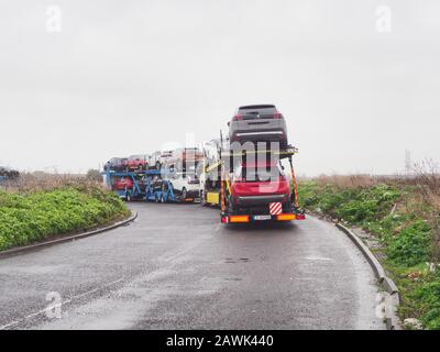 Sheerness, Kent, Großbritannien. Februar 2020. Eine viel größere Zahl neuer Autotransporter hat heute in Sheerness, Kent, geparkt, um Storm Ciara auszufahren. Kredit: James Bell/Alamy Live News Stockfoto