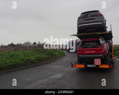 Sheerness, Kent, Großbritannien. Februar 2020. Eine viel größere Zahl neuer Autotransporter hat heute in Sheerness, Kent, geparkt, um Storm Ciara auszufahren. Kredit: James Bell/Alamy Live News Stockfoto