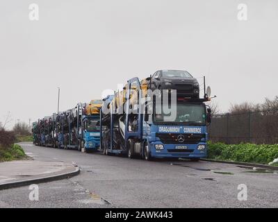 Sheerness, Kent, Großbritannien. Februar 2020. Eine viel größere Zahl neuer Autotransporter hat heute in Sheerness, Kent, geparkt, um Storm Ciara auszufahren. Kredit: James Bell/Alamy Live News Stockfoto