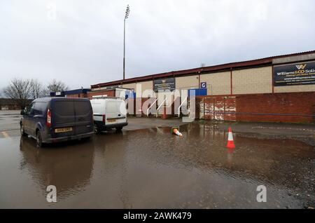 Ein Blick auf das stehende Wasser vor dem Belle Vue Stadium, wo das Spiel der Betfred Super League zwischen Wakefield Trinity und Catalans Dragons witterungsbedingt abberufen wurde, während Storm Ciara in Großbritannien trifft. Stockfoto