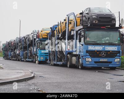 Sheerness, Kent, Großbritannien. Februar 2020. Eine viel größere Zahl neuer Autotransporter hat heute in Sheerness, Kent, geparkt, um Storm Ciara auszufahren. Kredit: James Bell/Alamy Live News Stockfoto