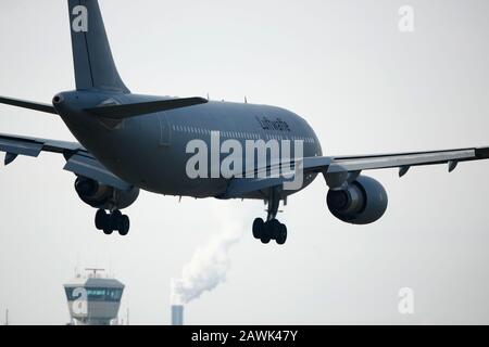 Berlin, Deutschland. Februar 2020. Ein Bundeswehrflugzeug mit deutschen Rückkehrern aus Wuhan in China landet am Flughafen Tegel. Credit: Paul Zinken / dpa / Alamy Live News Stockfoto