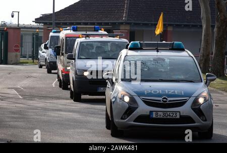 Berlin, Deutschland. Februar 2020. Von der Polizei begleitet fährt ein Krankenwagen vom Militärteil des Flughafens Tegel auf die Straße. Ein Flugzeug der Bundeswehr ist in Berlin mit Rückkehrern aus der chinesischen Stadt Wuhan gelandet, die vom Corona-Virus stark betroffen ist. Kredit: Soeren Stache / dpa-Zentralbild / ZB / dpa / Alamy Live News Stockfoto