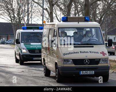 Berlin, Deutschland. Februar 2020. Von der Polizei begleitet fährt ein Krankenwagen vom Militärteil des Flughafens Tegel auf die Straße. Ein Flugzeug der Bundeswehr ist in Berlin mit Rückkehrern aus der chinesischen Stadt Wuhan gelandet, die vom Corona-Virus stark betroffen ist. Kredit: Soeren Stache / dpa-Zentralbild / ZB / dpa / Alamy Live News Stockfoto