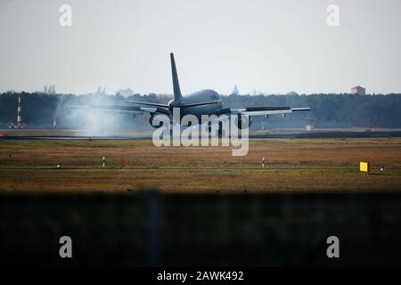 Berlin, Deutschland. Februar 2020. Ein Bundeswehrflugzeug mit deutschen Rückkehrern aus Wuhan in China landet am Flughafen Tegel. Credit: Paul Zinken / dpa / Alamy Live News Stockfoto