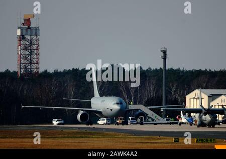 Berlin, Deutschland. Februar 2020. Am Flughafen Tegel ist ein Bundeswehrflugzeug mit deutschen Rückkehrern aus Wuhan in China abgestellt. Credit: Paul Zinken / dpa / Alamy Live News Stockfoto