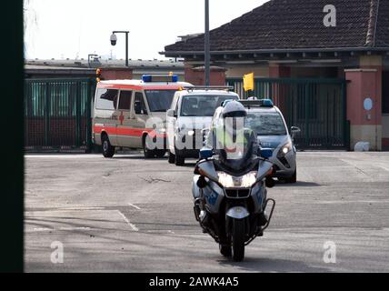 Berlin, Deutschland. Februar 2020. Von der Polizei begleitet fährt ein Rettungswagen vom Militärteil des Flughafens Tegel zur Straße. Ein Flugzeug der Bundeswehr ist in Berlin mit Rückkehrern aus der chinesischen Stadt Wuhan gelandet, die vom Corona-Virus stark betroffen ist. Kredit: Soeren Stache / dpa-Zentralbild / ZB / dpa / Alamy Live News Stockfoto