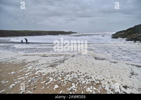 Sea Foam Cable Bay während des Sturms Clara, Rhoseigr, Anglesey, Nordwales Stockfoto