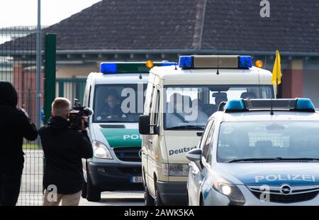 Berlin, Deutschland. Februar 2020. Von der Polizei begleitet fährt ein Krankenwagen vom Militärteil des Flughafens Tegel auf die Straße. Ein Flugzeug der Bundeswehr ist in Berlin mit Rückkehrern aus der chinesischen Stadt Wuhan gelandet, die vom Corona-Virus stark betroffen ist. Kredit: Soeren Stache / dpa-Zentralbild / ZB / dpa / Alamy Live News Stockfoto