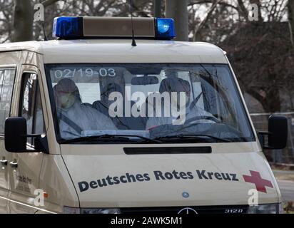 Berlin, Deutschland. Februar 2020. Von der Polizei begleitet fährt ein Krankenwagen vom Militärteil des Flughafens Tegel auf die Straße. Ein Flugzeug der Bundeswehr ist in Berlin mit Rückkehrern aus der chinesischen Stadt Wuhan gelandet, die vom Corona-Virus stark betroffen ist. Kredit: Soeren Stache / dpa-Zentralbild / ZB / dpa / Alamy Live News Stockfoto