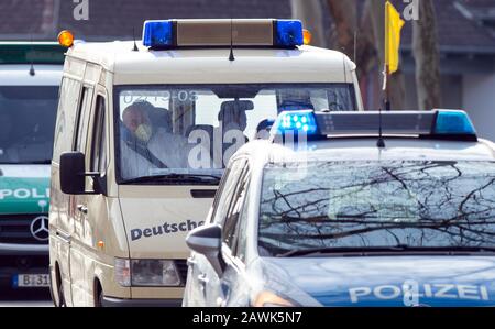 Berlin, Deutschland. Februar 2020. Von der Polizei begleitet fährt ein Krankenwagen vom Militärteil des Flughafens Tegel auf die Straße. Ein Flugzeug der Bundeswehr ist in Berlin mit Rückkehrern aus der chinesischen Stadt Wuhan gelandet, die vom Corona-Virus stark betroffen ist. Kredit: Soeren Stache / dpa-Zentralbild / ZB / dpa / Alamy Live News Stockfoto