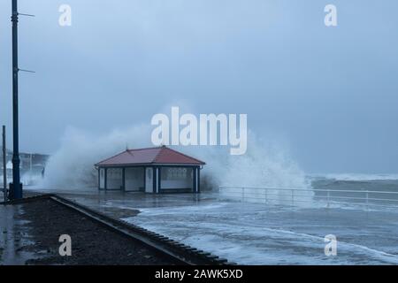 Wellen, Die Während des Sturms Ciara 2020 In die öffentliche Schutzhütte Aberystwyth Eintreffen Stockfoto