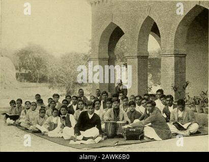 Eine indische Pilgerreise; Reiseberichte über einen Besuch der indianischen Felder der Church of Scotland. Die Klassen marschierten zu ihren ernannten Orten, und als alle auf dem Boden saßen, war Thespectacle wunderschön malerisch, jede Klasse trug markante farbige Turban, wie in Wazirabad, und die perfekte Ordnung herrschte. Der christliche Boysang hat die Eröffnungshymne gesungen. Padre James las das Skriptorelesson, dann alle aufstehen, mit einer Stimme wurde der LordsPrayer von der ganzen Schule wiederholt - eine gute Verfeinerung für die Tage Arbeit: Und das ist die Eröffnung bis heute. Auf der erhöhten Veranda, wo wir uns befinden Stockfoto