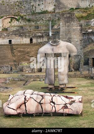 Italien Toskana Volterra - Das römische Theater von Volterra (Amphitheater) - Es gibt auch zwei Werke von Igor Mitoraj zum Thema Kreuzigung. Der Künstler ist zuletzt im Oktober 2014 verstorben. Stockfoto