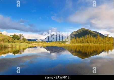 Schönen Sonnenaufgang über Vermillion Lake, Banff National Park, Alberta, Kanada. Vermilion Lakes sind eine Reihe von Seen entfernt, unmittelbar westlich von Banff Stockfoto