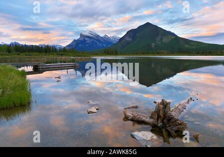 Schönen Sonnenaufgang über Vermillion Lake, Banff National Park, Alberta, Kanada. Vermilion Lakes sind eine Reihe von Seen entfernt, unmittelbar westlich von Banff Stockfoto