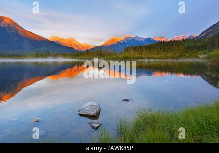 Schönen Sonnenaufgang über Vermillion Lake, Banff National Park, Alberta, Kanada. Vermilion Lakes sind eine Reihe von Seen entfernt, unmittelbar westlich von Banff Stockfoto