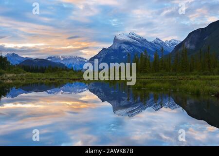 Schönen Sonnenaufgang über Vermillion Lake, Banff National Park, Alberta, Kanada. Vermilion Lakes sind eine Reihe von Seen entfernt, unmittelbar westlich von Banff Stockfoto