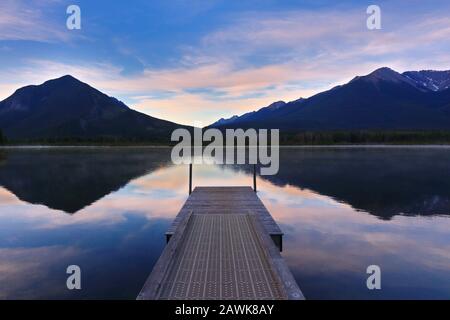 Schönen Sonnenaufgang über Vermillion Lake, Banff National Park, Alberta, Kanada. Vermilion Lakes sind eine Reihe von Seen entfernt, unmittelbar westlich von Banff Stockfoto