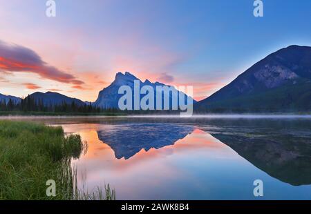 Schönen Sonnenaufgang über Vermillion Lake, Banff National Park, Alberta, Kanada. Vermilion Lakes sind eine Reihe von Seen entfernt, unmittelbar westlich von Banff Stockfoto