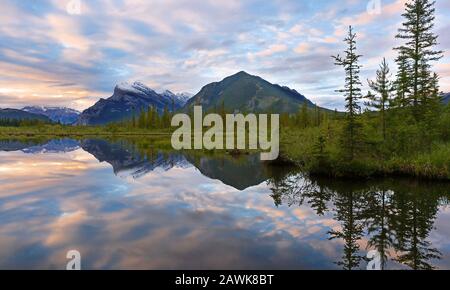 Schönen Sonnenaufgang über Vermillion Lake, Banff National Park, Alberta, Kanada. Vermilion Lakes sind eine Reihe von Seen entfernt, unmittelbar westlich von Banff Stockfoto