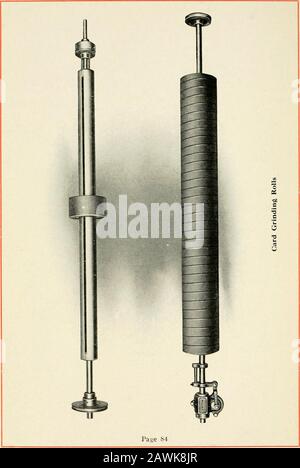 Der von Whitin illustrierte und deskriptive Katalog der Abfallmaschinen für Baumwolle aus Baumwolle von Whitin aus dem Jahr 1919 Seite S3. KARTENSCHLEIFER Das wichtigste Zubehör im Kartenraum ist ein Wiederschleifgerät. Ohne perfektes Schleifen liefert die Kleidung für die Karten, obwohl sie von der besten Qualität und richtig aufgetragen ist, unbefriedigende Ergebnisse. Damit die Hersteller die besten Ergebnisse erzielen können, sind wir bereit, Schleifgeräte in überragender Qualität für Karten von 3(3 bis 61 breit, wie auf den vorhergehenden Seiten dargestellt, zu liefern. Der Rollgrinder für stationäre Karten vereint alle notwendigen essentialFeatures in Th Stockfoto