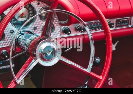 Rabat/Malta - 24. Juli 2019: Nahaufnahme des roten Lenkrads im Cockpit eines klassischen Sportwagens Ford Thunderbird Stockfoto