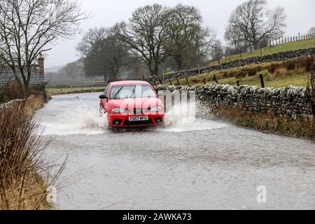 Middleton-in-Teesdale, Teesdale, County Durham, 9. Februar 2020. Wetter in Großbritannien. Fahrzeuge kämpfen durch Flutwasser, nachdem Sturm Ciara auf Straßen wie der B6277 in der Nähe von Middleton-in-Teesdale zu großflächigen Überschwemmungen führte. Credit: David Forster/Alamy Live News Stockfoto