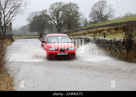 Middleton-in-Teesdale, Teesdale, County Durham, 9. Februar 2020. Wetter in Großbritannien. Fahrzeuge kämpfen durch Flutwasser, nachdem Sturm Ciara auf Straßen wie der B6277 in der Nähe von Middleton-in-Teesdale zu großflächigen Überschwemmungen führte. Credit: David Forster/Alamy Live News Stockfoto