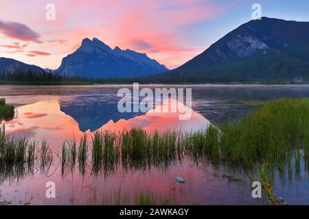 Schönen Sonnenaufgang über Vermillion Lake, Banff National Park, Alberta, Kanada. Vermilion Lakes sind eine Reihe von Seen entfernt, unmittelbar westlich von Banff Stockfoto