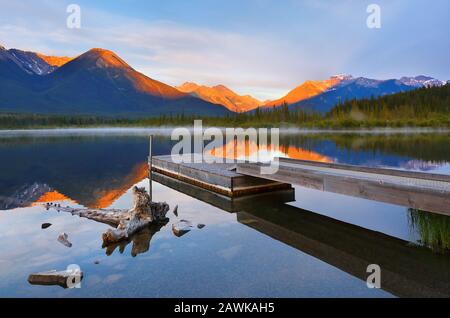 Schönen Sonnenaufgang über Vermillion Lake, Banff National Park, Alberta, Kanada. Vermilion Lakes sind eine Reihe von Seen entfernt, unmittelbar westlich von Banff Stockfoto