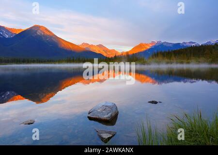 Schönen Sonnenaufgang über Vermillion Lake, Banff National Park, Alberta, Kanada. Vermilion Lakes sind eine Reihe von Seen entfernt, unmittelbar westlich von Banff Stockfoto