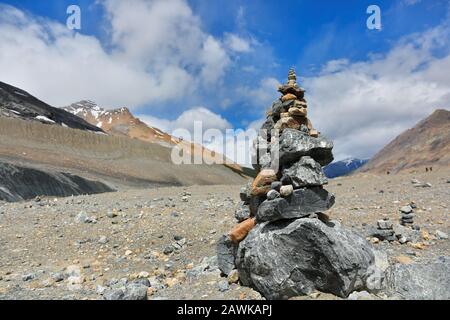 The Balanced Rocks in Columbia Icefield im Jasper National Park, Jasper, Kanada. Das Eisfeld ist das größte Eisfeld der Rocky Mountains. Stockfoto