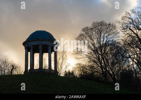 Die Rotunda im Petworth Park kurz vor Sonnenuntergang im Winter, West Sussex, Großbritannien Stockfoto